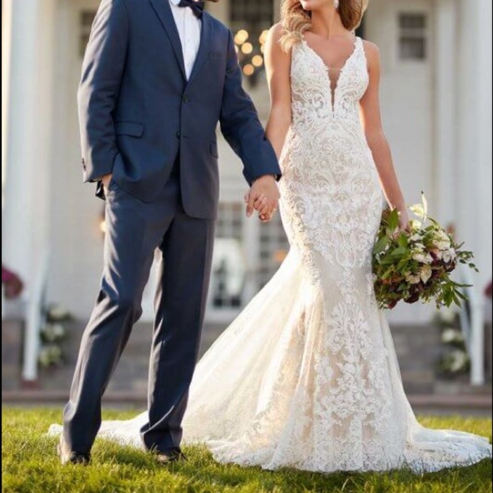 BRAND NEW Wedding Dress - Martina Liana Size 12, can fit a size 8-12.